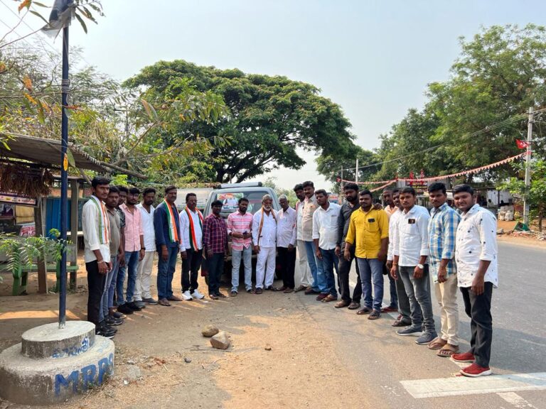 భారీ బహిరంగ సభకు వెళ్తున్న కాంగ్రెస్ పార్టీ నాయకులు