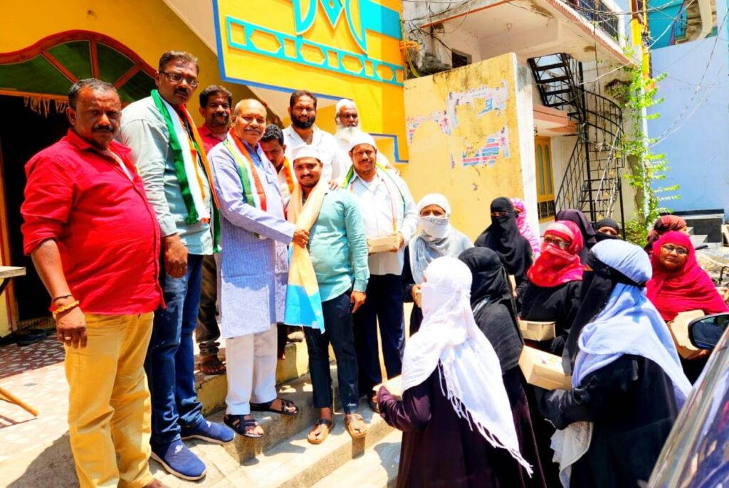 రంజాన్ కిట్ అందించిన మాజీ కార్పో రేటర్ బుద్ధ జగన్