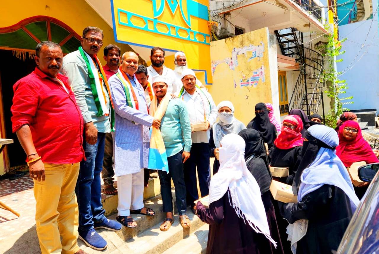 రంజాన్ కిట్ అందించిన మాజీ కార్పో రేటర్ బుద్ధ జగన్
