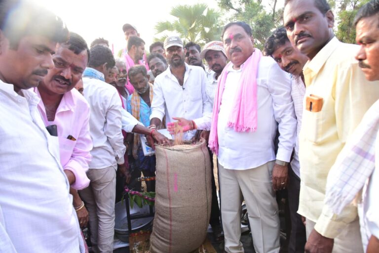 ధాన్యం కొనుగోలు కేంద్రాన్ని ప్రారంభించిన మంత్రి ఎర్రబెల్లి దయాకర్ రావు
