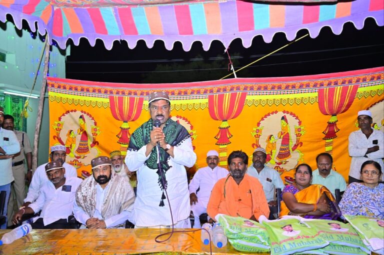 రంజాన్ బట్టలు పంపిణీ చేసి ఇఫ్తార్ విందులో పాల్గొన్న…ఎమ్మెల్యే డా.రాజయ్య