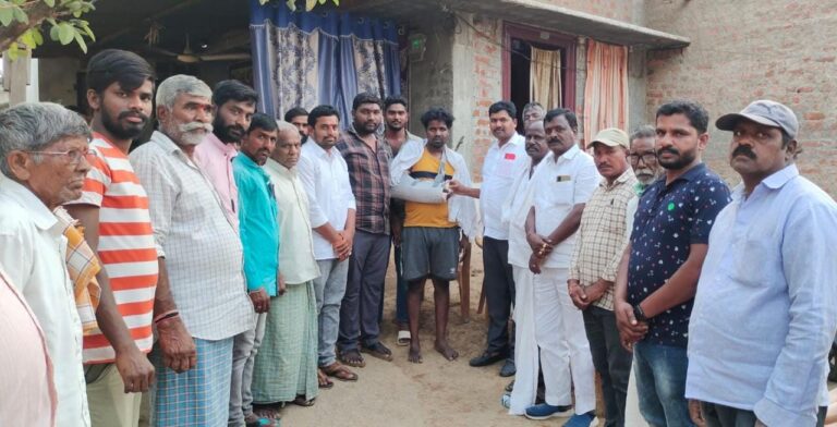 బాధితుడికి ఆర్థిక సహాయం అందించిన రఘునాథ్ పల్లి మండల అధ్యక్షులు వారాల రమేష్ యాదవ్