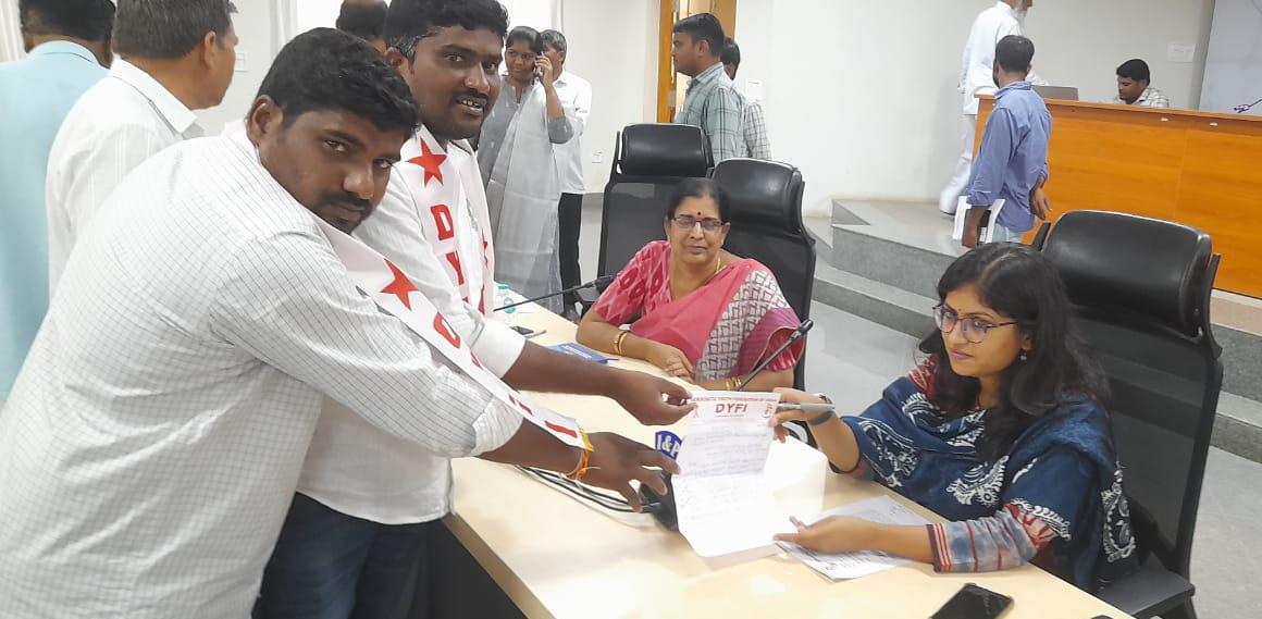 వేసవిలో తరగతులు నిర్వహిస్తున్న ప్రైవేటు విద్యాసంస్థలపై చర్యలు తీసుకోవాలి