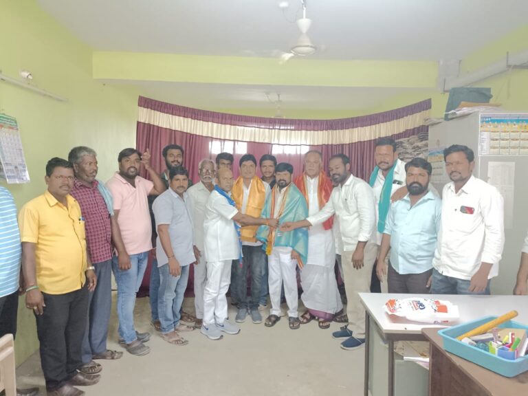 దళిత రత్న అవార్డు గ్రహీతను సన్మానించిన రజక సంఘం నాయకులు