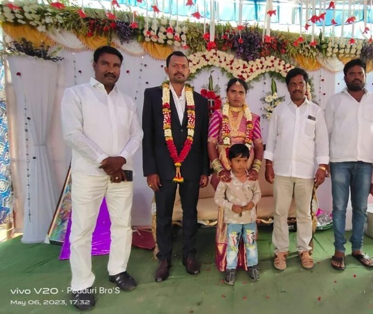 నూతన జంటను ఆశీర్వదించిన మార్కెట్ కమిటీ చైర్మన్