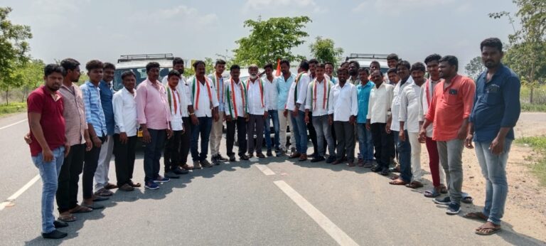 యువ సంఘర్షణ సభకు బయలుదేరిన తిరుమలాయపాలెం మండలం కాంగ్రెస్ పార్టీ నాయకులు