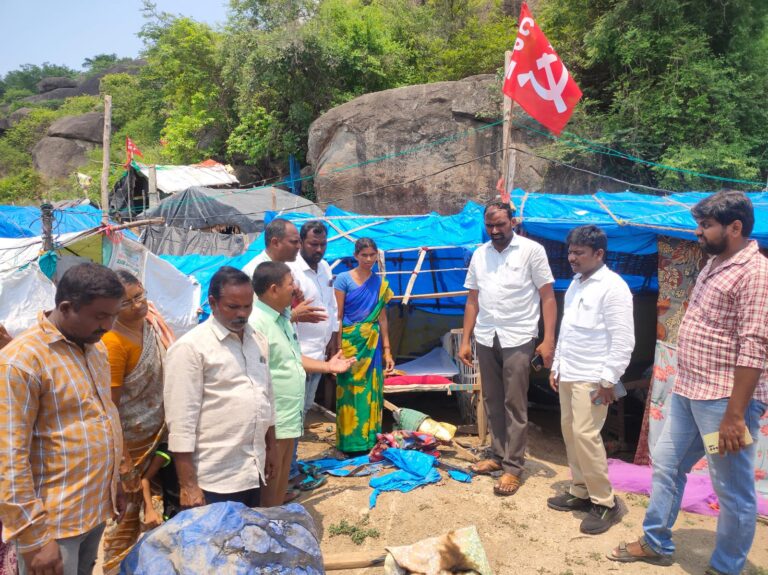 సీపీఎం గుడిసెలకు నిప్పు పెట్టిన గుర్తు తెలియని దుండగులు