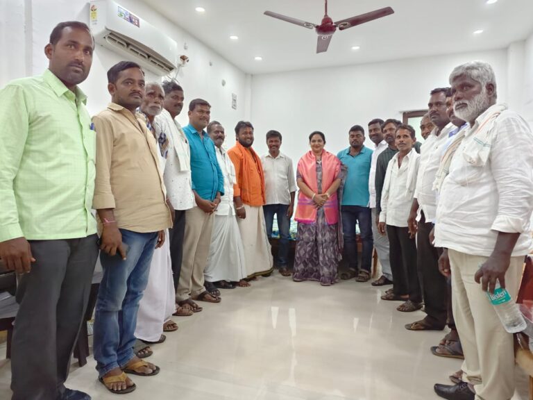 సింగపురం ఇందిరని కలిసిన దేవునూర్ కాంగ్రెస్ పార్టీ నాయకులు