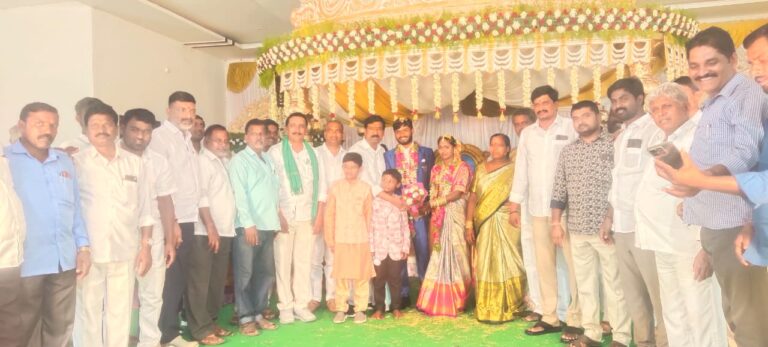 నూతన వధువరులను ఆశీర్వదించి వివాహా శుభాకాంక్షలు తెలిపిన…ఎమ్మెల్యే డా.రాజయ్య