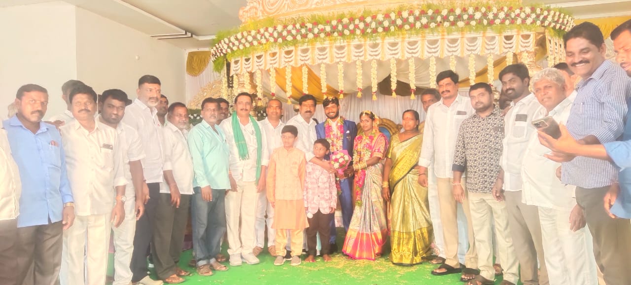 నూతన వధువరులను ఆశీర్వదించి వివాహా శుభాకాంక్షలు తెలిపిన…ఎమ్మెల్యే డా.రాజయ్య