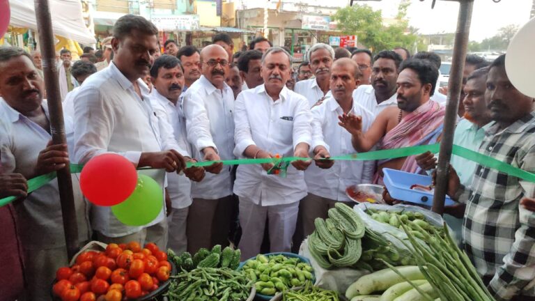 వారాంతపు సంతను ప్రారంభించిన ఎమ్మెల్యే గండ్ర