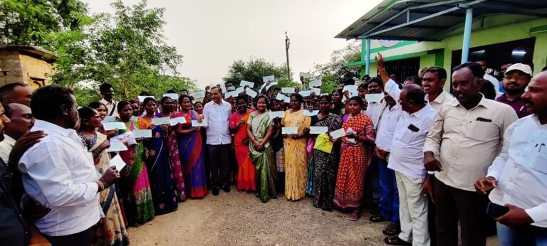 షాధి ముబారక్ చెక్కుల పంపిణీ