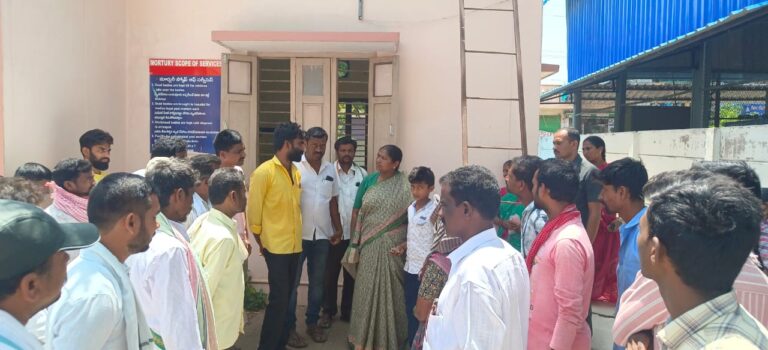 మృతురాలి కుటుంబాన్ని పరామర్శించిన ములుగు ఎమ్మెల్యే సీతక్క