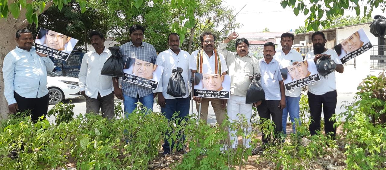 మడికొండ డంప్ యార్డ్ చెత్తతో తోరణాలు ఏర్పాటు చేసి స్వాగతిస్తున్న – బక్క జడ్సన్