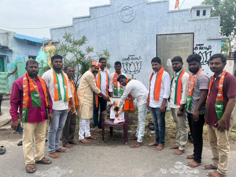 బలిదాన్ దివాస్ సందర్భంగా మొక్కలు నాటిన బీజేపీ నేత గంట రవికుమార్