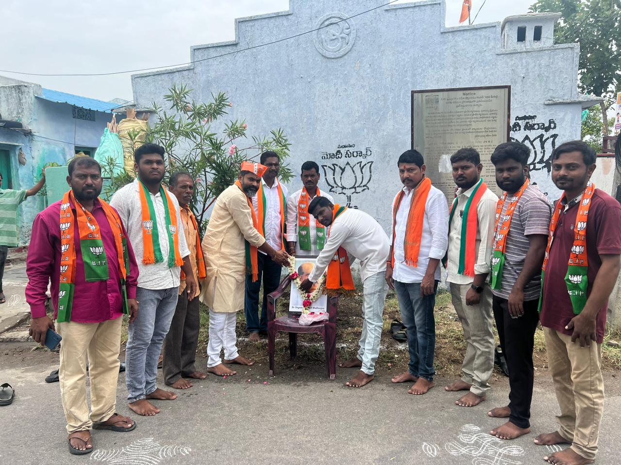 బలిదాన్ దివాస్ సందర్భంగా మొక్కలు నాటిన బీజేపీ నేత గంట రవికుమార్