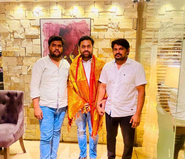 సామాజిక సేవకులు తుల అరుణ్ కుమార్ ని శాలువాతో సత్కరించిన కాంగ్రెస్ పార్టీ రాష్ట్ర యువజన విభాగం
