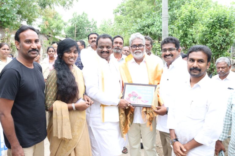 మొండితోక జగన్ మోహన్ రావు గారిని మర్యాదపూర్వకంగా కలిసిన వైసిపి క్రిస్టియన్ మైనార్టీ జిల్లా అధ్యక్షులు