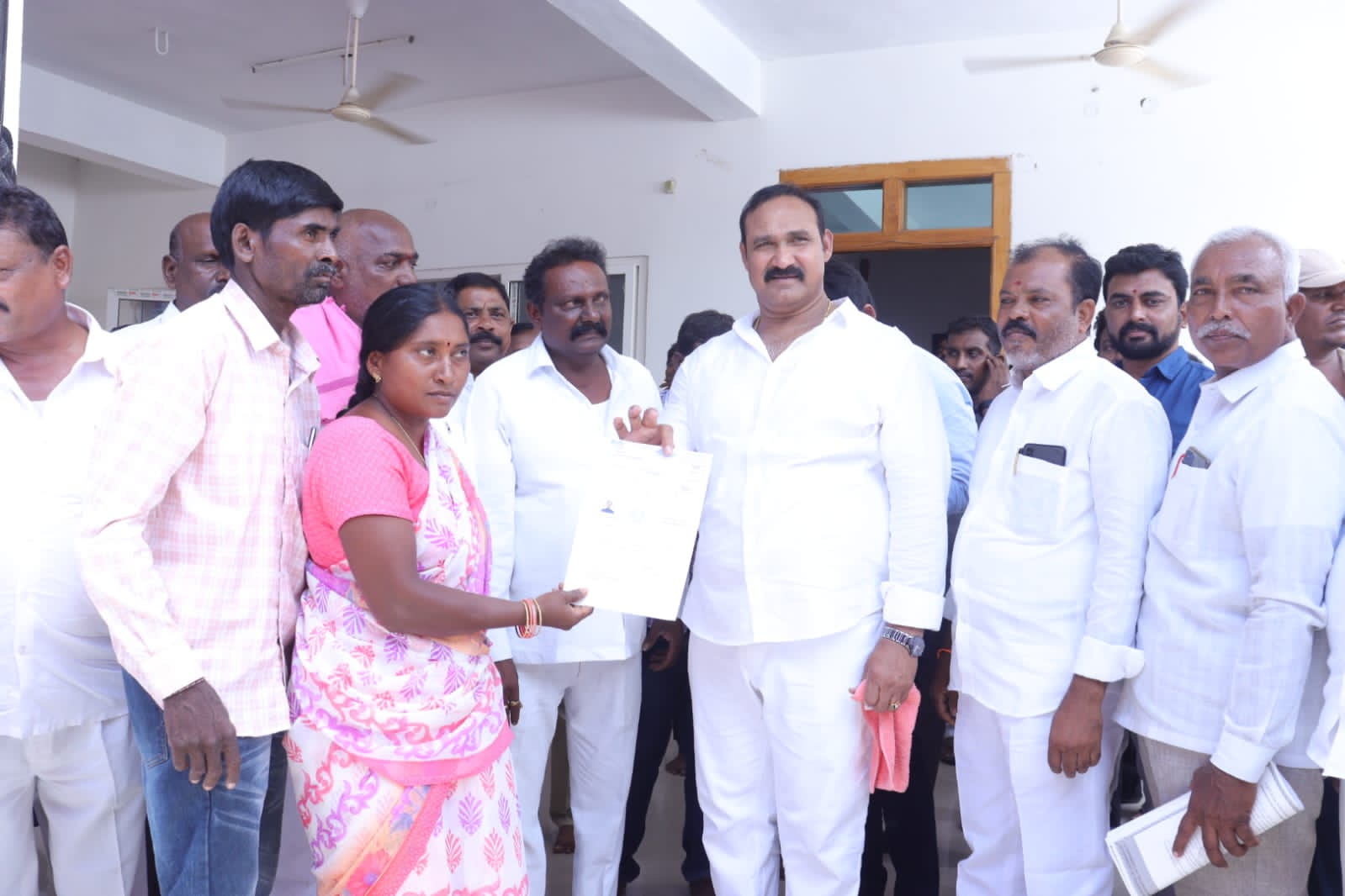 నిరుపేద కుటుంబాలకు ఆపద్బాంధవుడు సీఎం కేసీఆర్