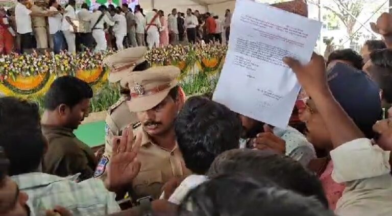 కేటీఆర్ సభకు జర్నలిస్టుల సెగ