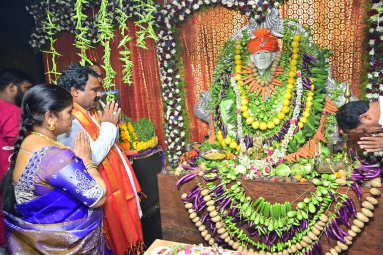 భద్రకాళి అమ్మవారి సేవలో అరూరి దంపతులు