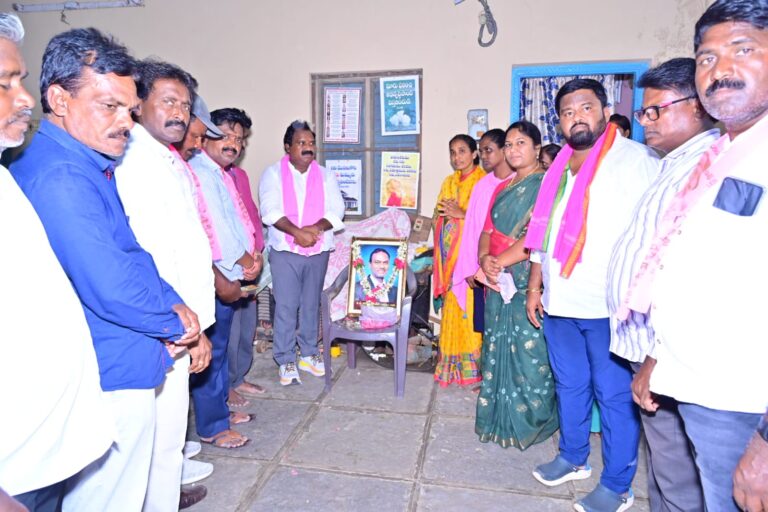 మృతుల కుటుంబాలను పరామర్శించిన ఎమ్మెల్యే అరూరి