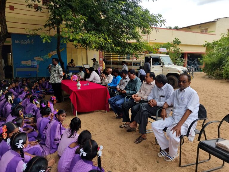 బదిలీలపై ఇతర పాఠశాలలకు వెళ్లిన ఉపాధ్యాయులకు సన్మానం