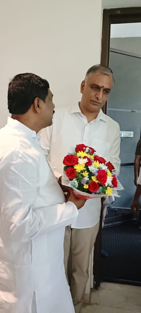 మంత్రి తన్నీరు హరీష్ రావు గారిని మార్యదపూర్వకంగా కలిసిన…ఎమ్మెల్యే డా.రాజయ్య