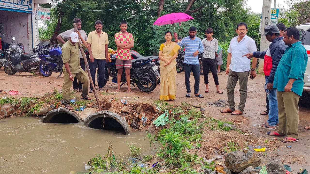 ఎడతెరుపు లేని వర్షాలతో ప్రజలు అప్రమత్తం గా ఉండాలి