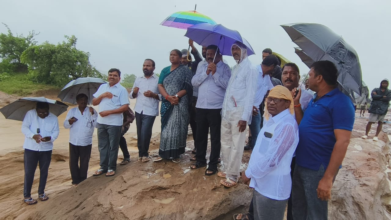 కోతకు గురై తెగిన మారేడు గుండ చెరువు