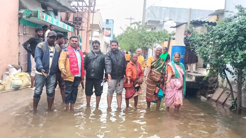 జలదిగ్బంధమైన లోతట్టు ప్రాంతాలను సందర్శించిన సిపిఎం బృందం