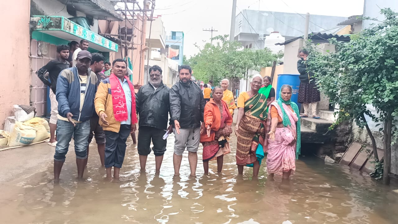 జలదిగ్బంధమైన లోతట్టు ప్రాంతాలను సందర్శించిన సిపిఎం బృందం