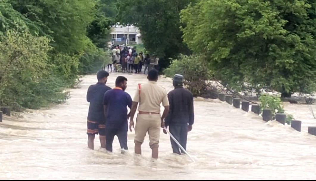 ప్రయానికులను సురక్షితంగా రోడ్డు దాటించిన జఫర్ఘడ్ ఎస్సై
