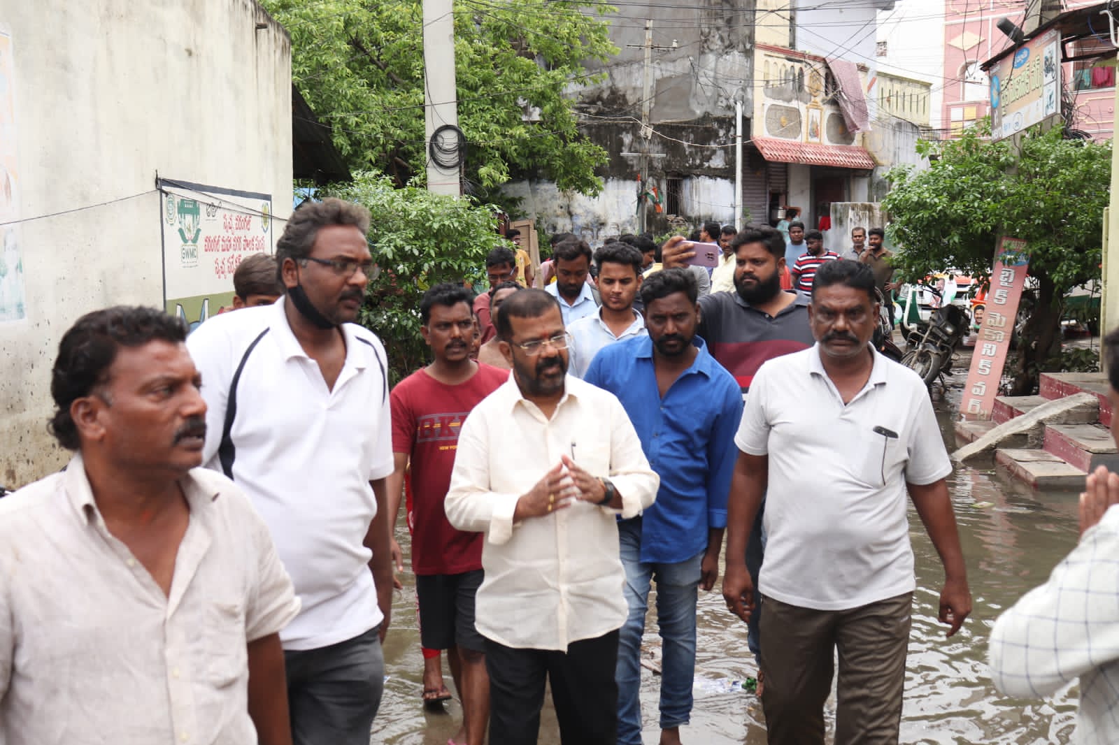 ప్రభుత్వ నిర్లక్ష్యం తోనే నగరం జలమయం.