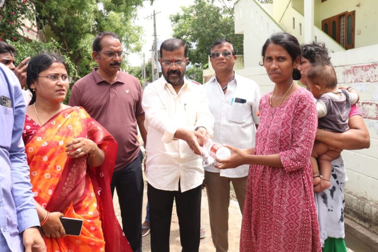 భోజన ప్యాకెట్లు మరియు వాటర్ బాటిళ్లను పంపిణీ చేసిన నాయిని