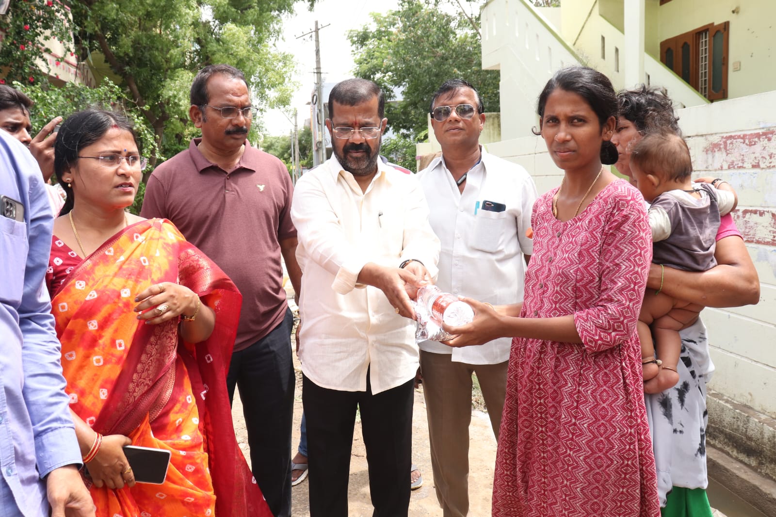 భోజన ప్యాకెట్లు మరియు వాటర్ బాటిళ్లను పంపిణీ చేసిన నాయిని