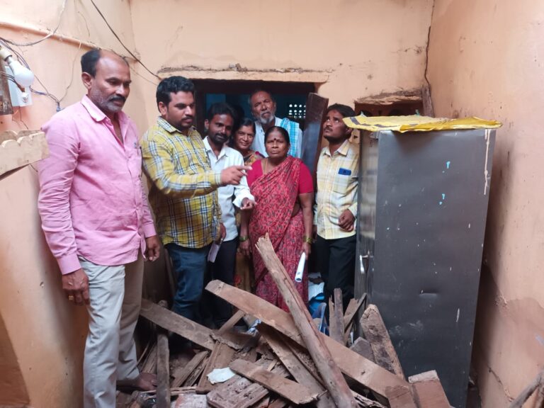 అకాల వర్షానికి కూలిన ఇల్లు