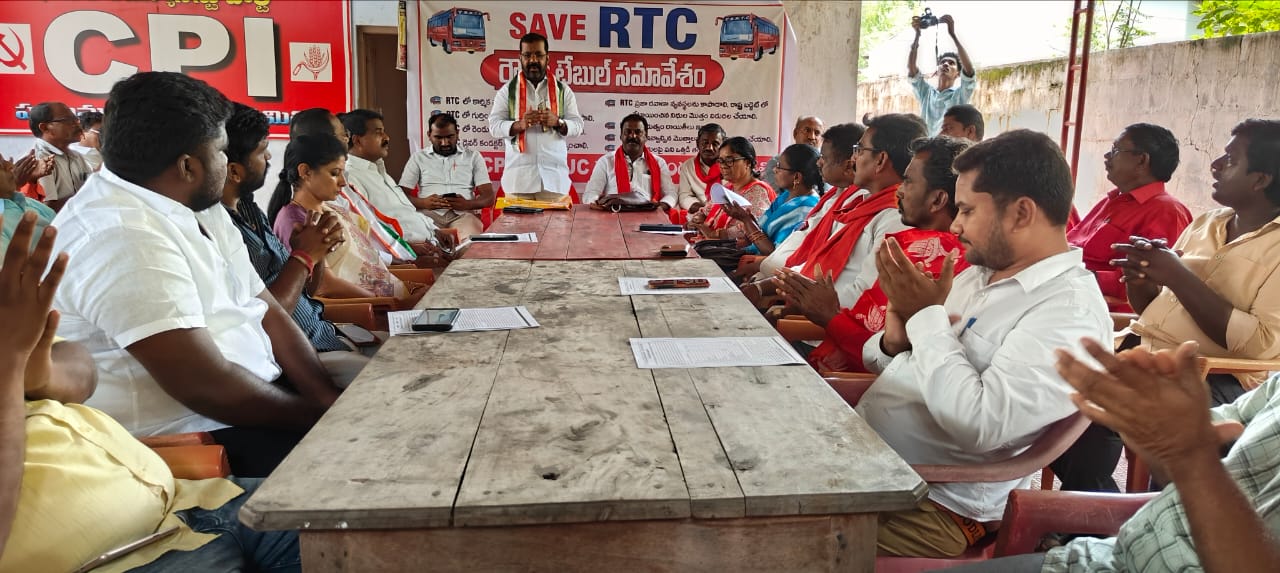 రౌండ్ టేబుల్ సమావేశంలో మాట్లాడుతున్న నాయిని