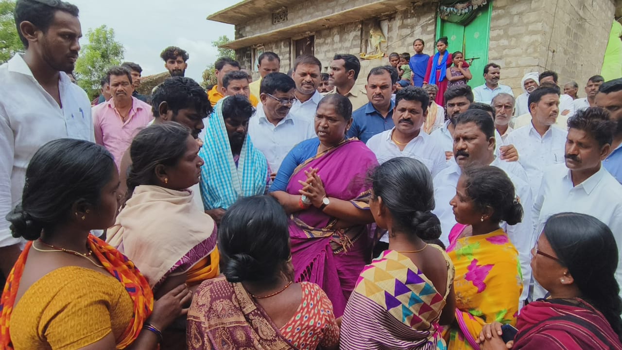 మృతుల కుటుంబాలను పరామర్శించిన సీతక్క
