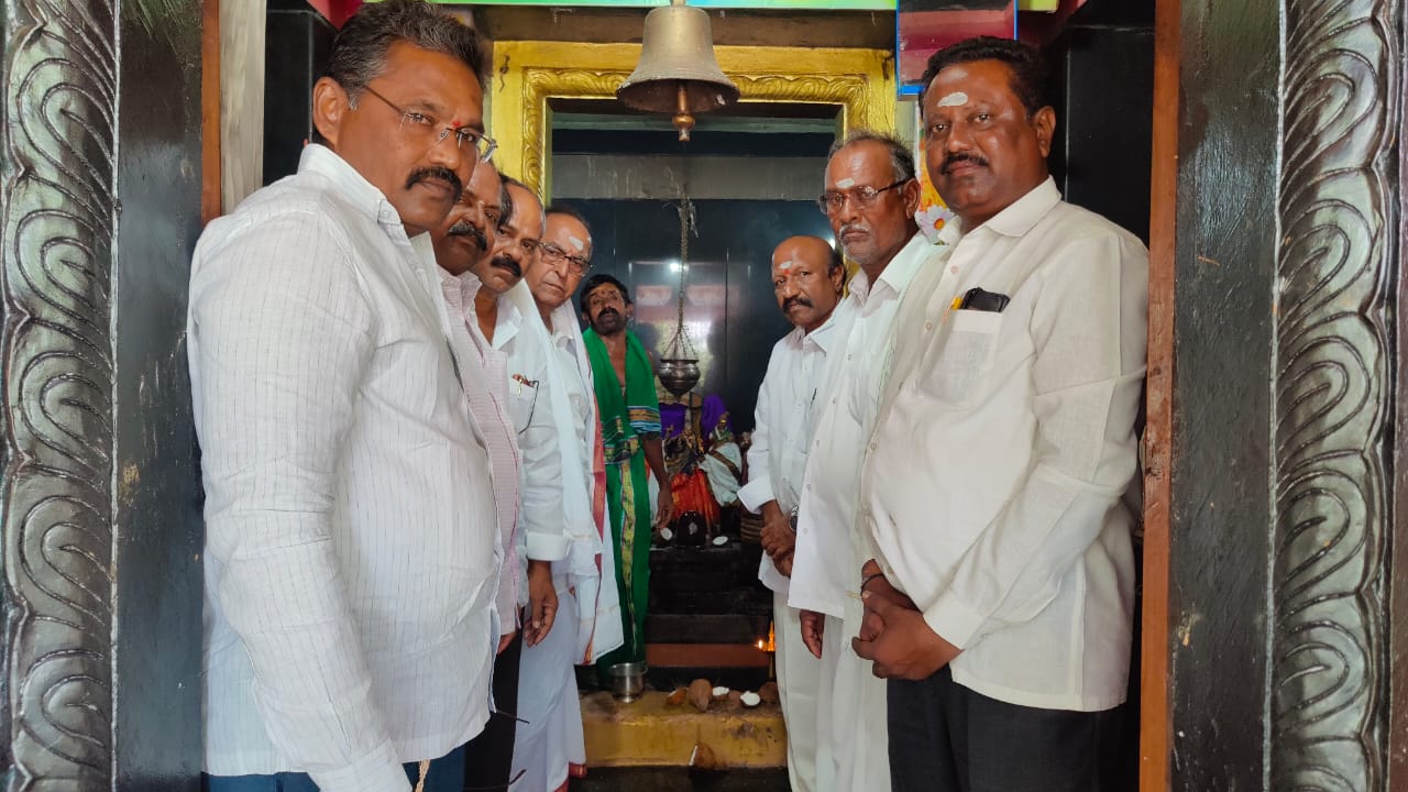 బీఆర్ యస్ పార్టీ మాజీ ఎమ్మెల్యే వేనేపల్లి ప్రత్యేక పూజలు
