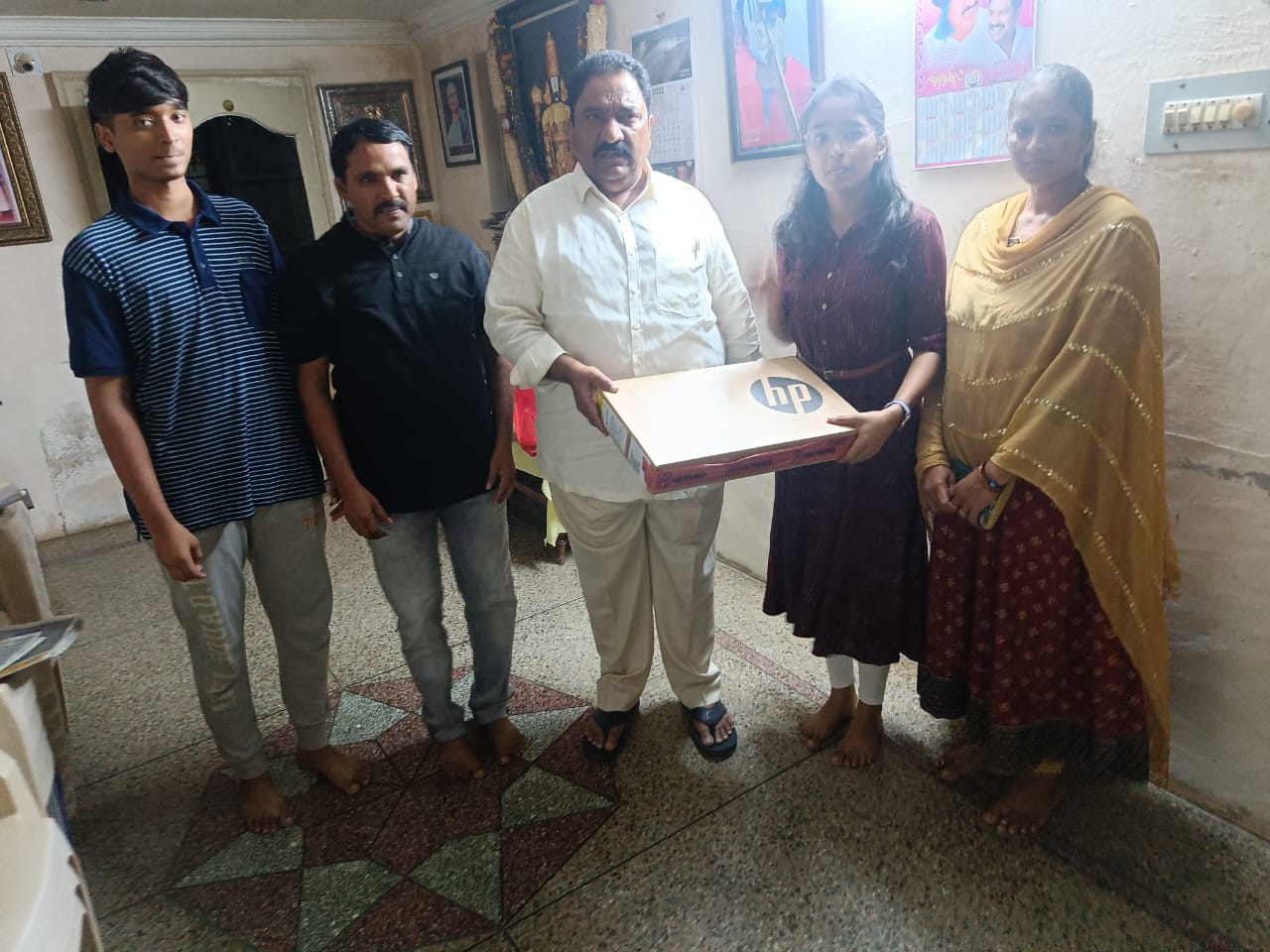 విద్యార్థినికీ ల్యాబ్ టాప్ ను అందించిన సండ్ర వెంకటవీరయ్య