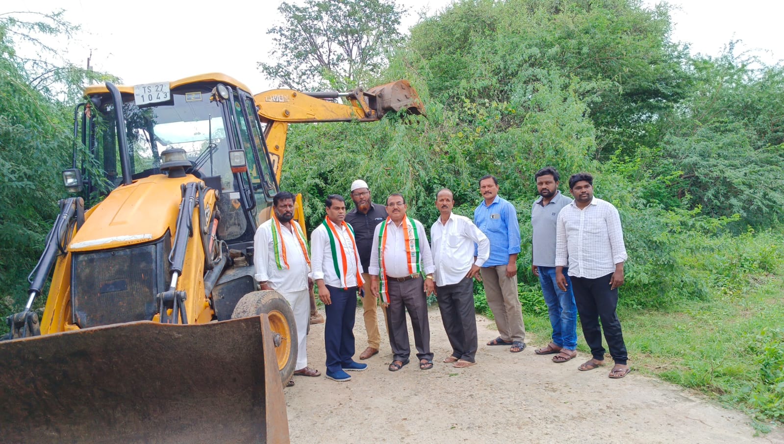 కిలోమీటర్ మేర పడిపోయిన చెట్లను జేసిబిలతో తీయించిన-కాంగ్రెస్ నేత బొల్లేపల్లి