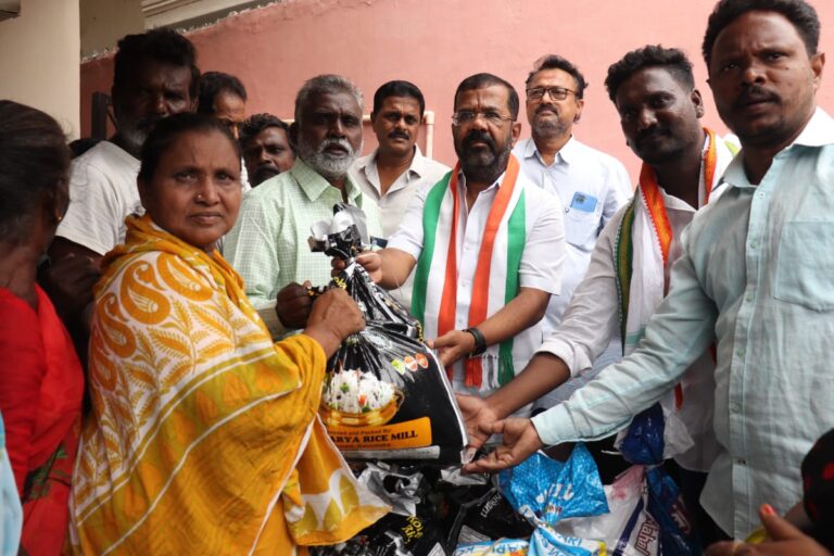 నిత్యావసర సరుకులు పంపిణి చేసిన నాయిని