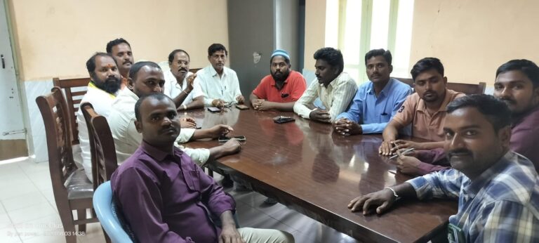 విలేకర్లందరికీ డబల్ బెడ్రూం ఇల్లు ఇవ్వాలి