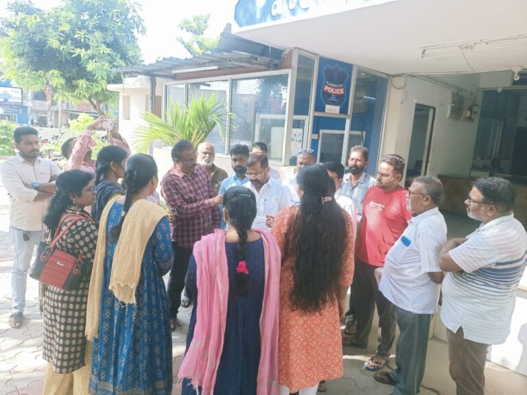 కాంట్రాక్టు ఉద్యోగులను రెగ్యులరైజ్ చేయాలి