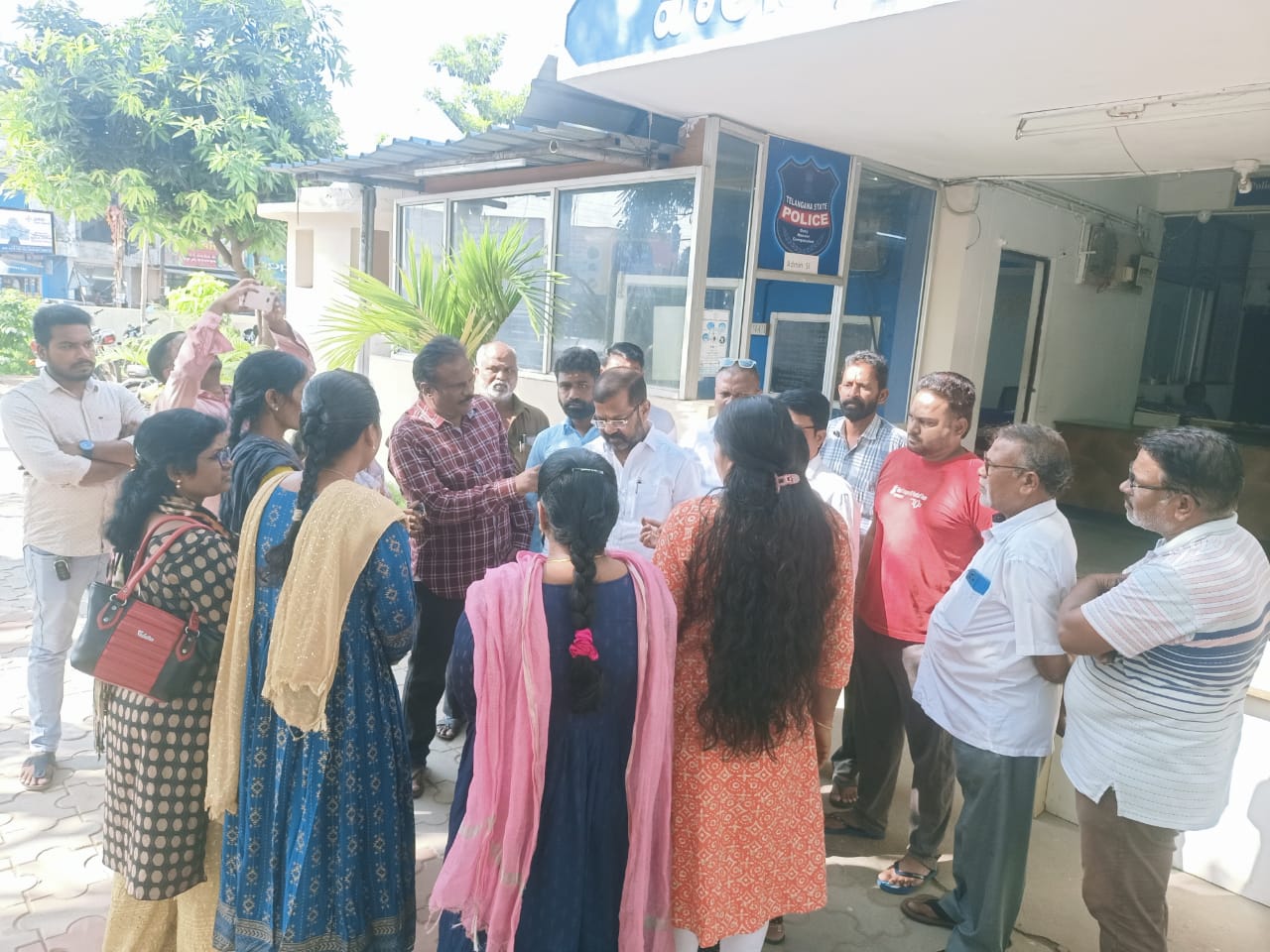 కాంట్రాక్టు ఉద్యోగులను రెగ్యులరైజ్ చేయాలి