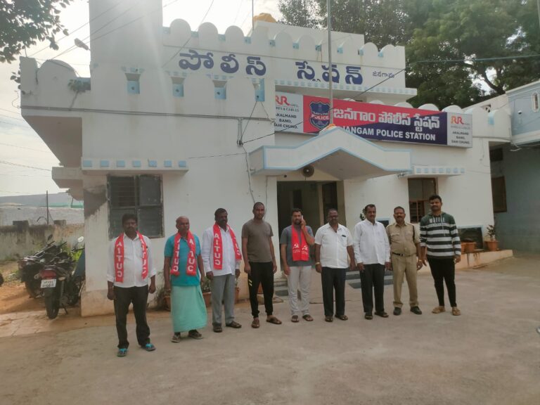 కార్మికుల సమస్యలు తక్షణం పరిష్కరించాలి