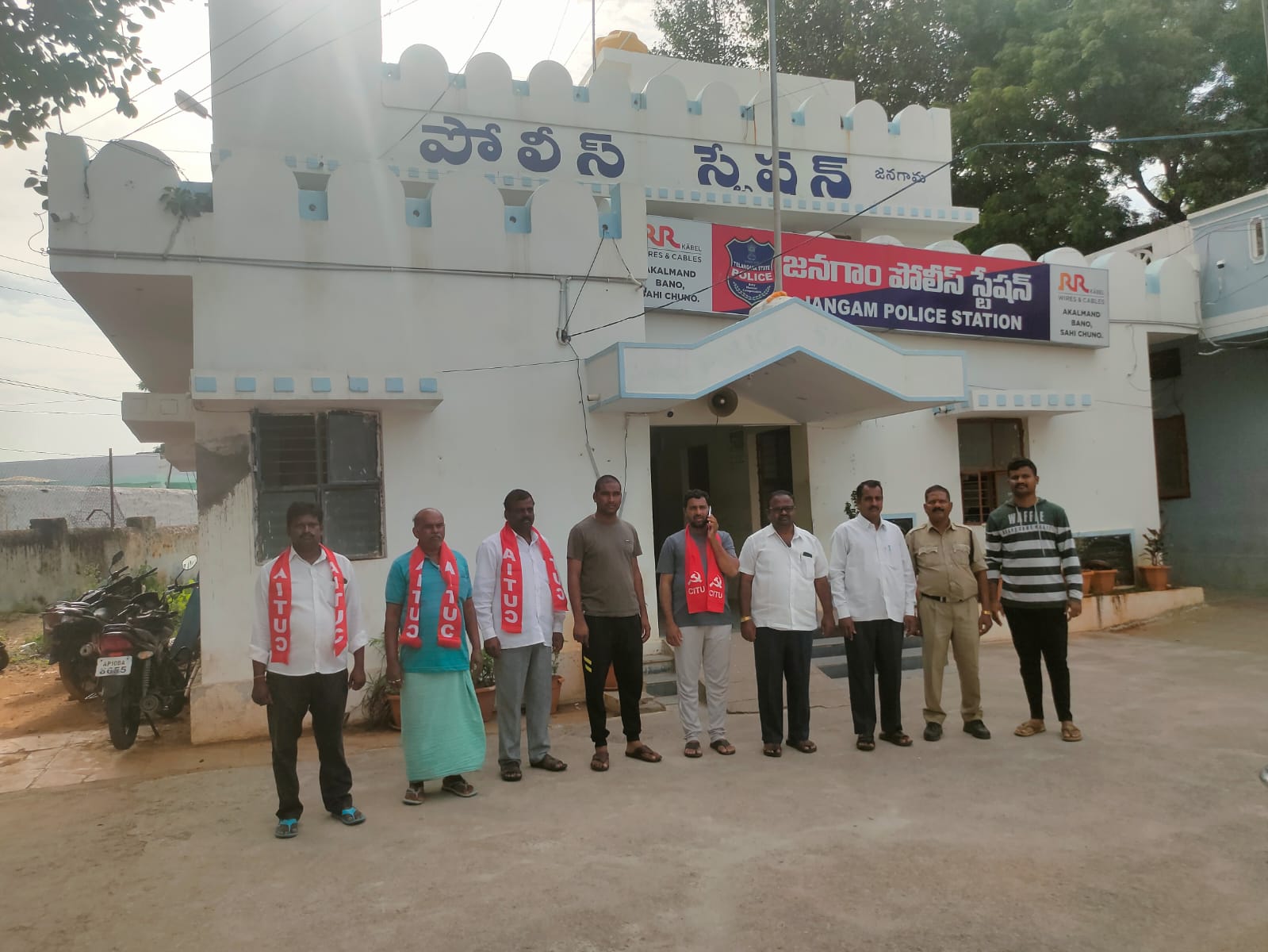 కార్మికుల సమస్యలు తక్షణం పరిష్కరించాలి