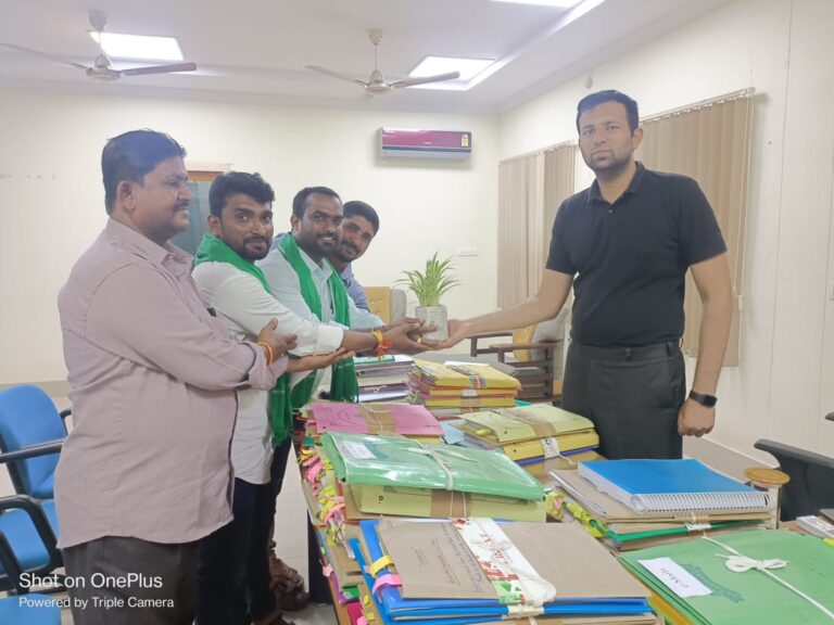 ఐటిడిఎ ప్రాజెక్టు అధికారి నీ కలిసిన శివ నాయక్, నాగేంద్ర నాయక్