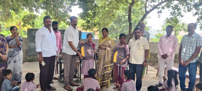 విద్యార్థుల కి స్కూలు బ్యాగ్స్ కిట్స్ పంపిణీ